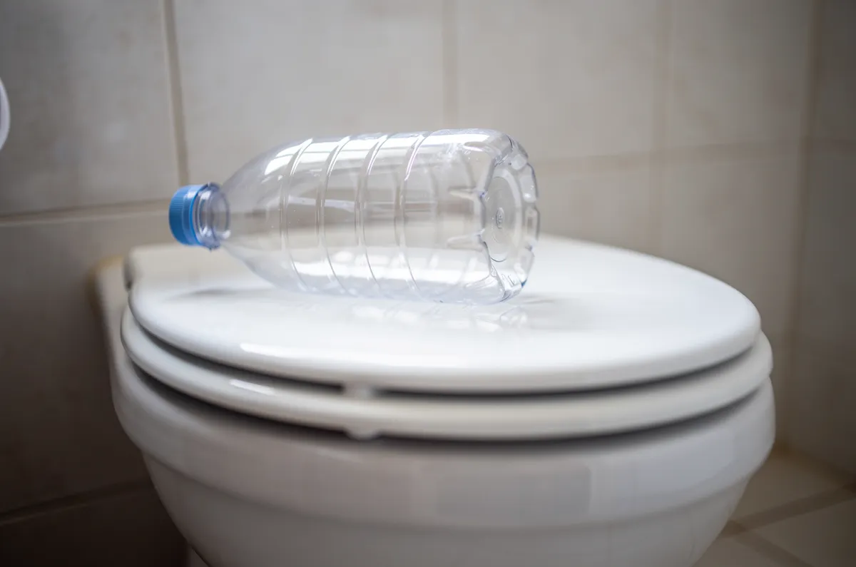Garrafa PET cortada sobre o vaso sanitário